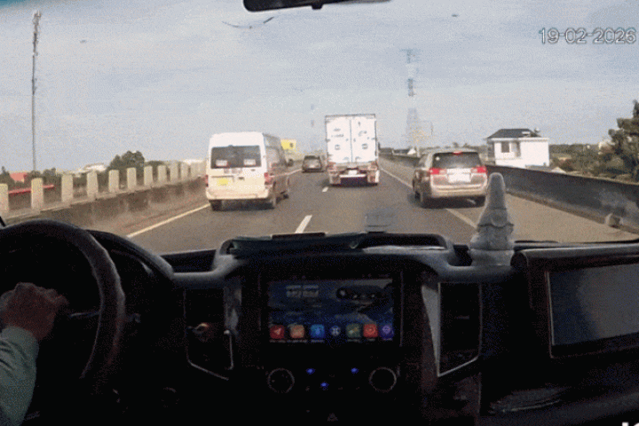 Ôtô văng bánh trên cao tốc khiến xe sau cán phải