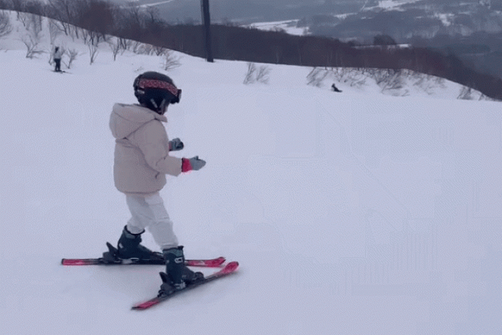 Hồ Ngọc Hà đưa Leon - Lisa đi trượt tuyết dịp Tết Nguyên đán