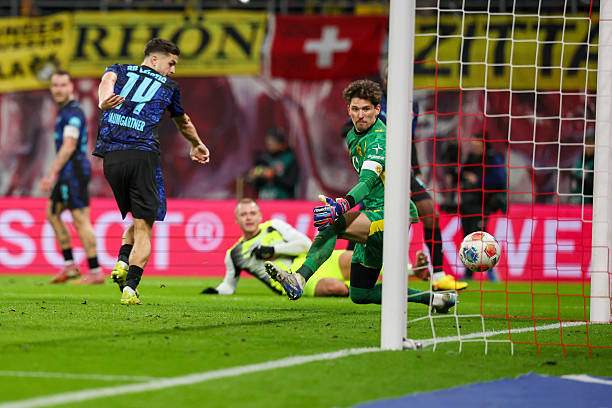 Baumgartner 2 lần chọc thủng lưới Dortmund từ các pha dứt điểm cận thành