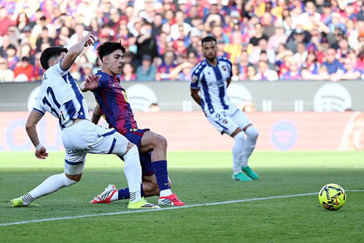 Bernal mở điểm cho Barca với pha đệm cận thành