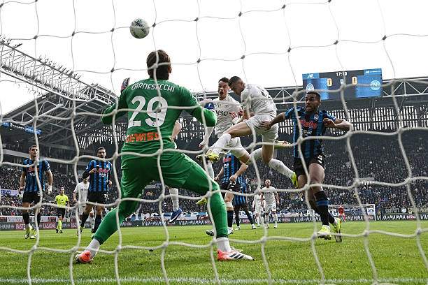 Beukema tung cú đánh đầu đưa Napoli dẫn bàn