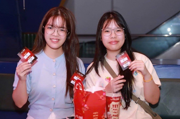 Nhà sản xuất có nhiều phương án để "cứu" doanh thu như tặng vé, tăng cường cinetour giao lưu với khán giả.