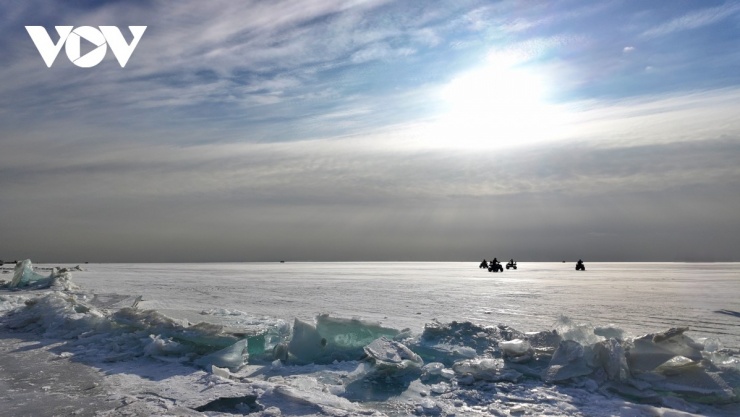 Từng lớp băng xếp chồng thành những vệt sáng xanh