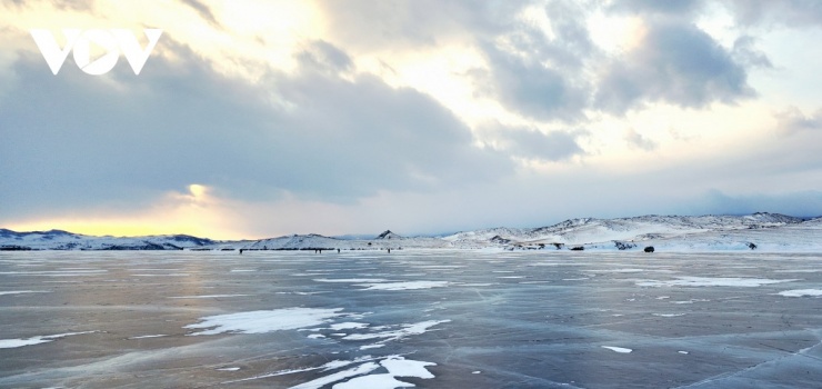 Baikal khoác lên mình lớp băng dày như pha lê, nứt vỡ thành những đường vân tự nhiên