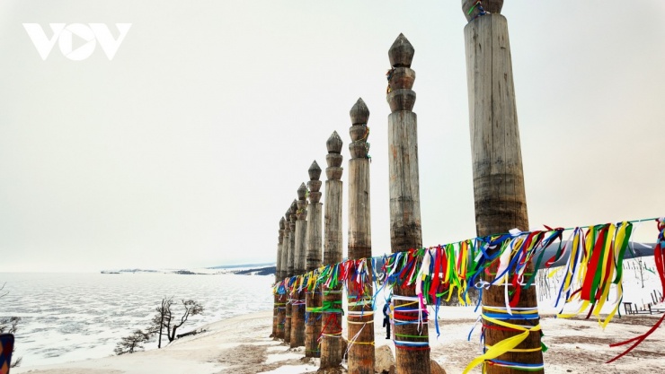 Trên đảo Olkhon, gần mũi đá Shaman, các trụ gỗ thiêng đứng lặng trước gió, tượng trưng cho sự kết nối giữa con người và thần linh
