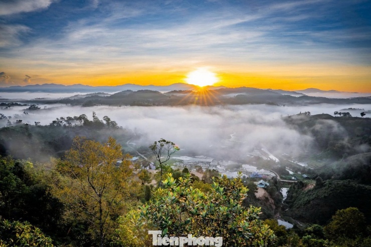 Trên các điểm cao, từng lớp mây nối nhau trôi lững lờ, phủ kín rừng thông, làng mạc, tạo nên khung cảnh huyền ảo hiếm có.