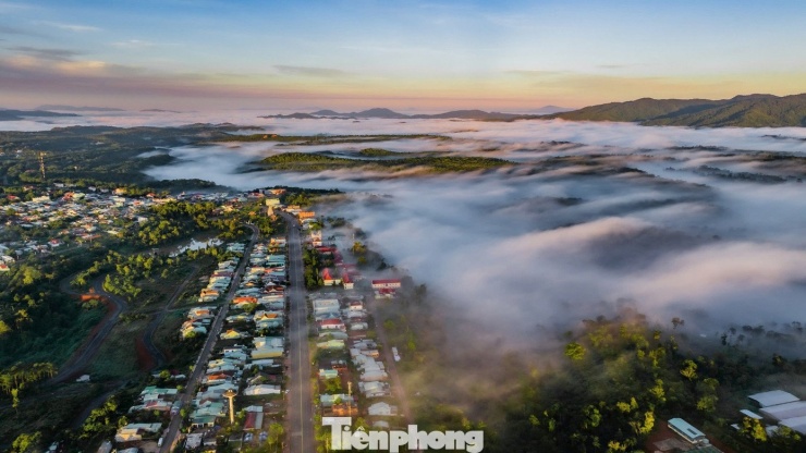 Những ngày này, dọc khắp Măng Đen không khó để bắt gặp hình ảnh du khách tay cầm máy ảnh, điện thoại, háo hức săn mây.