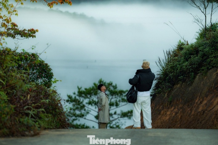 “Cảm giác đứng giữa không gian mờ ảo, mây chạm ngay trước mặt, phía dưới là rừng xanh bạt ngàn khiến mọi mệt mỏi dường như tan biến”, chị Tâm nói.