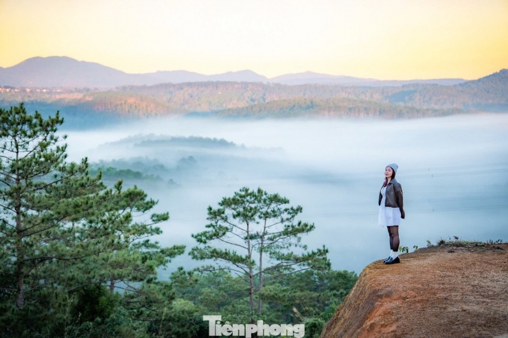 Chị Nguyễn Thị Tâm (trú TP. Đà Nẵng) chia sẻ, đây là lần đầu chị đến Măng Đen vào đầu năm và bị cuốn hút bởi khung cảnh săn mây buổi sớm.