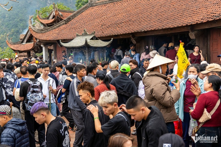 Chùa Hoa Yên chật kín người tới chiêm bái, vãn cảnh đầu năm