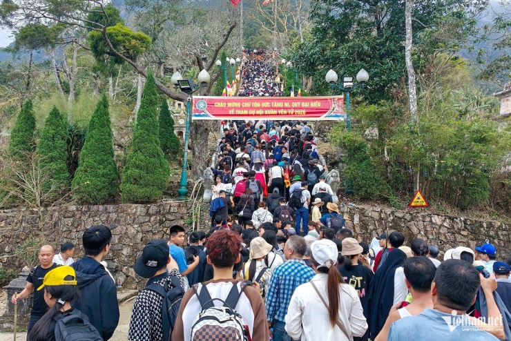 Lượng người ken đặc khiến đường đi không còn chỗ trống