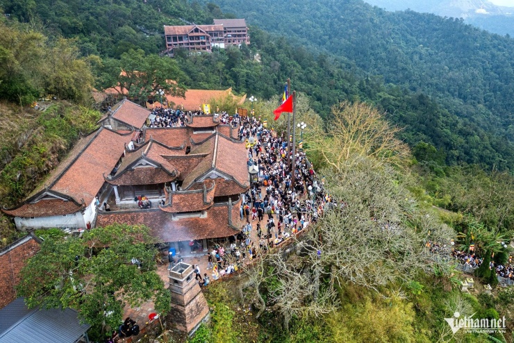 Khu vực chùa Hoa Yên ngày mùng 6 tết Nguyên đán Bính Ngọ