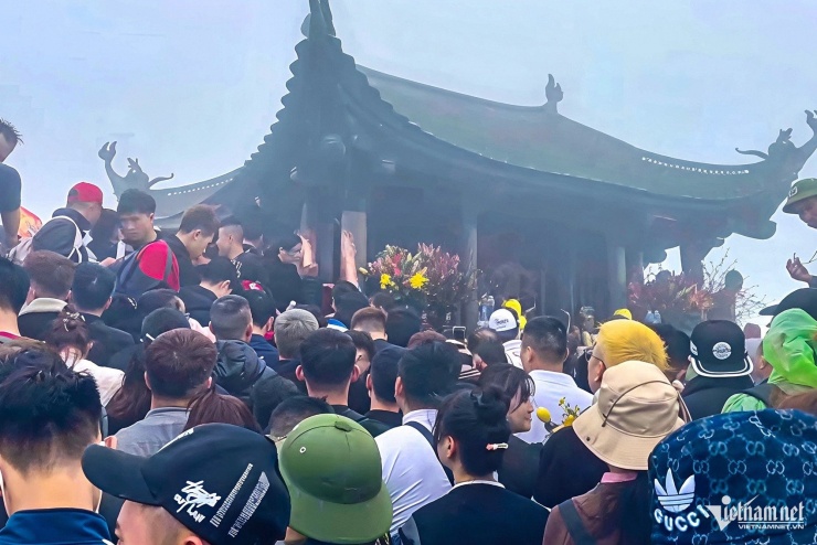 Khu vực chùa Đồng người chật như nêm, du khách chỉ nhúc nhích từng bước nhỏ