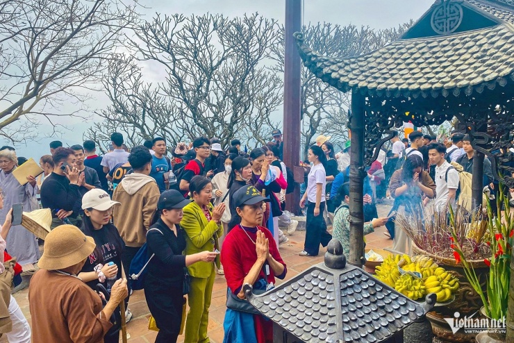 Du khách chen chân tại Yên Tử mùng 6 tết Nguyên đán Bính Ngọ - 8