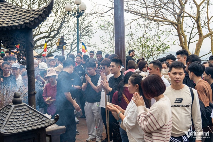 Người dân cầu may mắn, bình an vào đầu năm mới