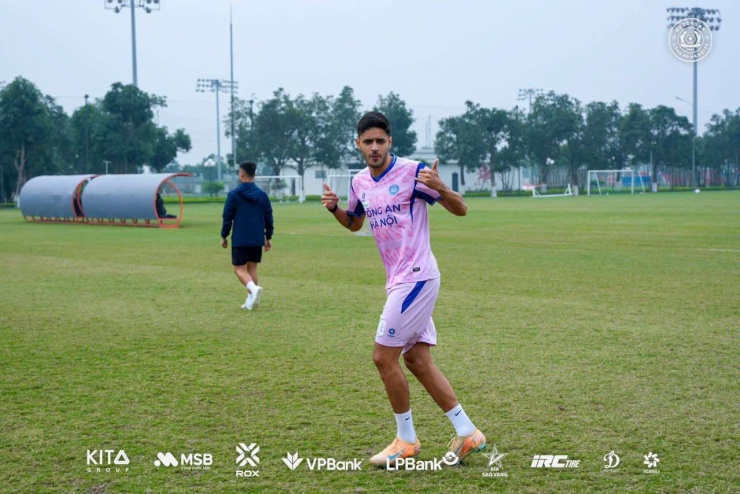 Ngoại binh CLB CAHN: Đắt giá ngang Quang Hải, góp công vào 18 bàn sau 17 trận - 8