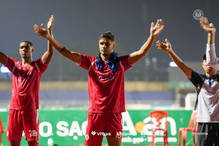 Ngoại binh CLB CAHN: Đắt giá ngang Quang Hải, góp công vào 18 bàn sau 17 trận - 10