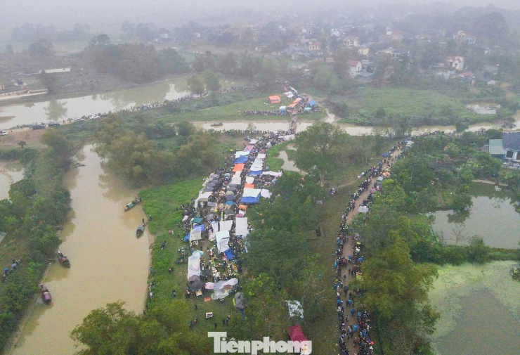 Ngày 22/2 (mùng 6 Tết Nguyên đán Bính Ngọ 2026), hàng nghìn người dân đổ về bãi bồi ven sông Hoàng, thuộc tổ dân phố Chùy Lạc Giang, xã Đông Hoàng cũ (nay là phường Đông Sơn, Thanh Hóa) để tham gia phiên chợ Chuộng. Đây là phiên chợ “độc nhất vô nhị”, được tổ chức duy nhất một lần trong năm.