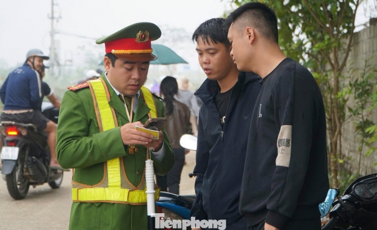 Để đảm bảo an toàn cho lễ hội, lực lượng công an được tăng cường để phân luồng giao thông; bố trí lực lượng tuần tra, kiểm soát nhằm kịp thời phát hiện và xử lý nghiêm các hành vi vi phạm pháp luật.