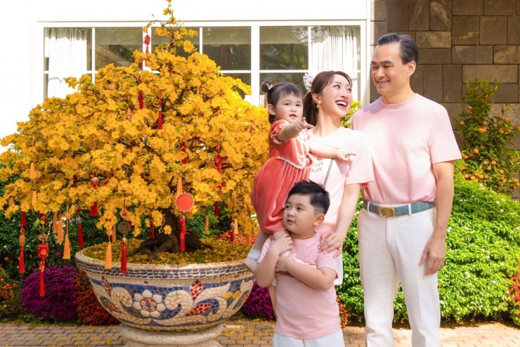 Ảnh sao 23/2: Nhật Kim Anh cùng hai con khai xuân - 10