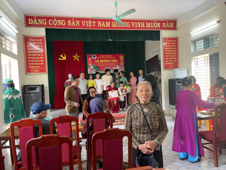 Bà Nguyễn Thị Lan (80 tuổi) ra nhà văn hóa dự Lễ mừng thọ nhưng không được trao Giấy mừng thọ như những người cao tuổi khác. Ảnh PV.