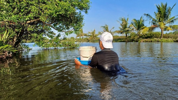 Nghề cắm câu lịch đã giúp nhiều gia đình hoàn cảnh khó khăn có thêm khoản tiền trang trải cuộc sống.