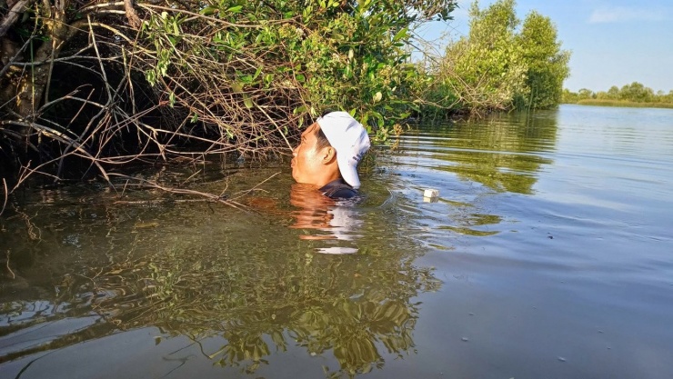 Nghề này không nặng nhọc nhưng trầm mình dưới nước lúc sáng sớm rất lạnh.