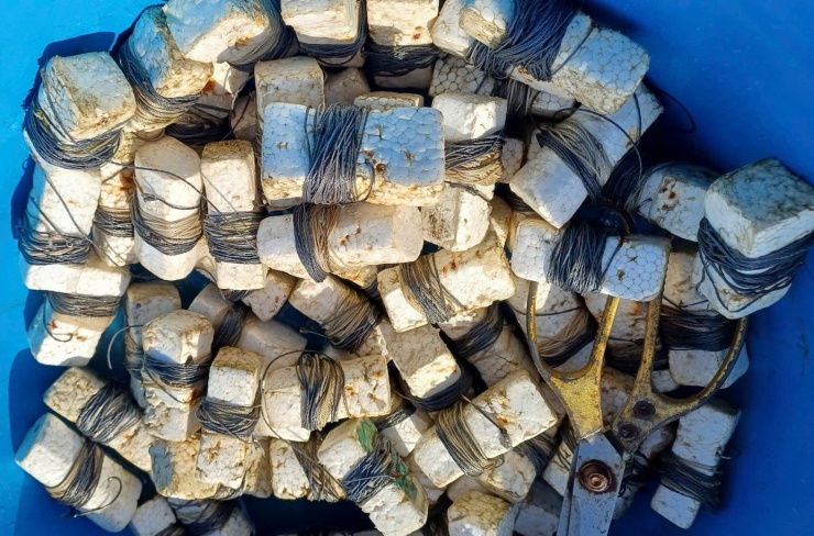 Dây câu lịch có chiều dài khoảng 3m với một đầu được buộc bằng miếng xốp để người dân dễ tìm khi đi thăm.