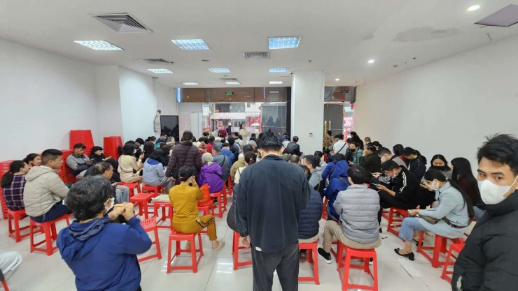 Người mua chờ xếp hàng đông kín cửa hàng vàng Bảo Tín Minh Châu (139 Cầu Giấy, Hà Nội) trong ngày hôm nay 23/2. Ảnh: Thái Nguyễn