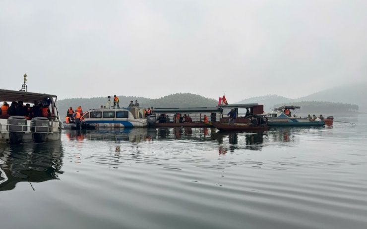 Hiện trường vụ va chạm giữa tàu chở đá và tàu chở khách trên hồ Thác Bà (Lào Cai) khiến 6 người chết. Ảnh: CHH&amp;ĐTVN.