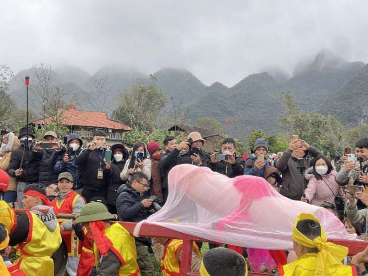 Lễ hội Ná Nhèm (15 âm lịch) với mong muốn sự sinh sôi nảy nở đồng nhất với sự tươi tốt của cây trồng, vật nuôi. Ảnh: Hoàng Thành