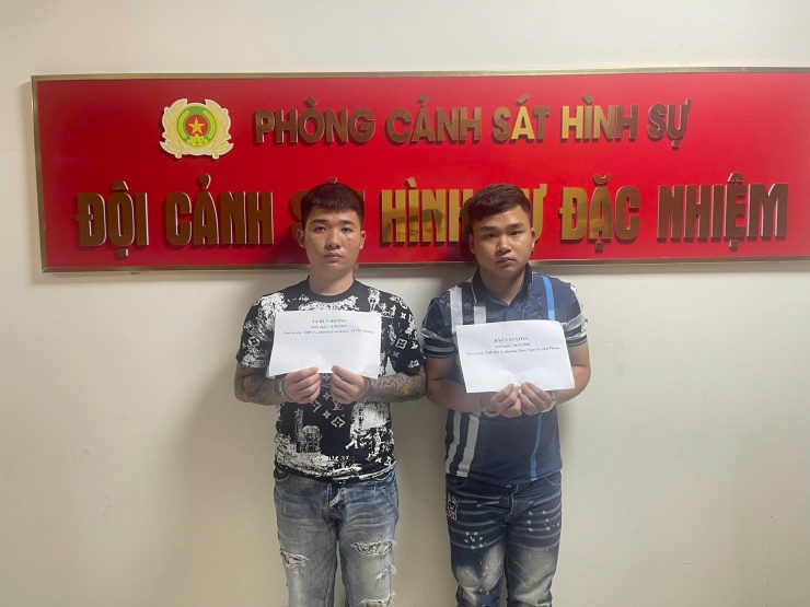 Các đối tượng Tạ Huy Hoàng và Đào Văn Long tại Phòng Cảnh sát hình sự. Ảnh: Cơ quan công an.