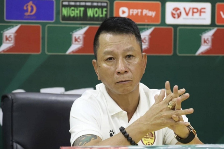 &nbsp;Từ trên xuống: HLV Hồ Thanh Thưởng, HLV Troussier, HLV Polking và HLV Văn Sỹ Sơn là những "ân nhân" của Đình Bắc. Ảnh: T.L