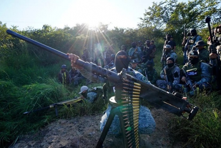 Theo Bộ Tài chính Mỹ, El Mencho đã tham gia sâu vào hoạt động buôn lậu ma túy từ những năm 1990. Hắn ta xây dựng CJNG cùng với anh rể Abigael González Valencia, thủ lĩnh của Los Cuinis - một băng đảng gia đình hoạt động ở Michoacán. Cơ quan Phòng chống Ma túy Mỹ (DEA) cho biết Los Cuinis đóng vai trò cung cấp tài chính, hậu cần cho CJNG và giám sát “mạng lưới hoạt động rửa tiền đa dạng” của tổ chức này