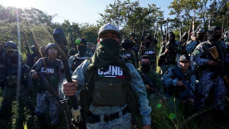 “Băng nhóm này đã thực hiện các hành động bạo lực đáng sợ, bao gồm những cuộc tấn công nhằm vào quân đội và cảnh sát Mexico bằng vũ khí cấp quân sự, sử dụng máy bay không người lái để thả chất nổ vào cơ quan thực thi pháp luật Mexico, cũng như thực hiện các vụ ám sát hoặc âm mưu ám sát các quan chức Mexico”, Bộ Ngoại giao Mỹ cho biết khi liệt CJNG vào danh sách tổ chức khủng bố hồi tháng 2-2025