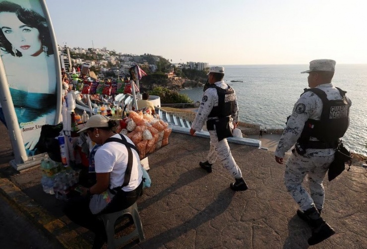 Thống đốc bang Jalisco, Pablo Lemus Navarro, đã kêu gọi 8 triệu người dân ở nhà “cho đến khi tình hình được kiểm soát trở lại”. Đại sứ quán Mỹ tại Mexico City cũng đã đưa ra cảnh báo an ninh, kêu gọi công dân Mỹ tại các bang Jalisco, Tamaulipas, Michoacan, Guerrero và Nuevo Leon “trú ẩn tại chỗ” ở các khu vực bị ảnh hưởng