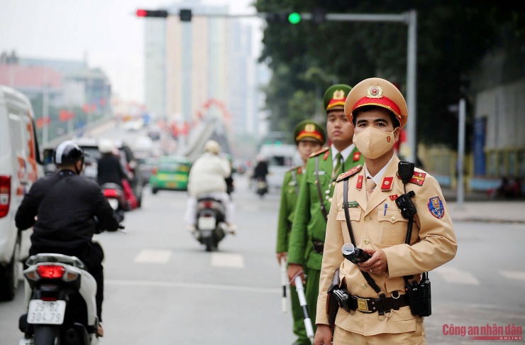 Tổ công tác của Đội CSGT số 2 cắm chốt kiểm tra, xử lý vi phạm nồng độ cồn.