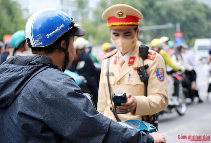 Nâng chén khai Xuân rồi lái xe du phố, nhiều tài xế lĩnh phiếu phạt - 2