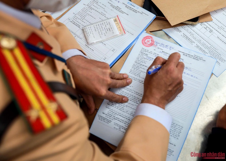 Nâng chén khai Xuân rồi lái xe du phố, nhiều tài xế lĩnh phiếu phạt - 9