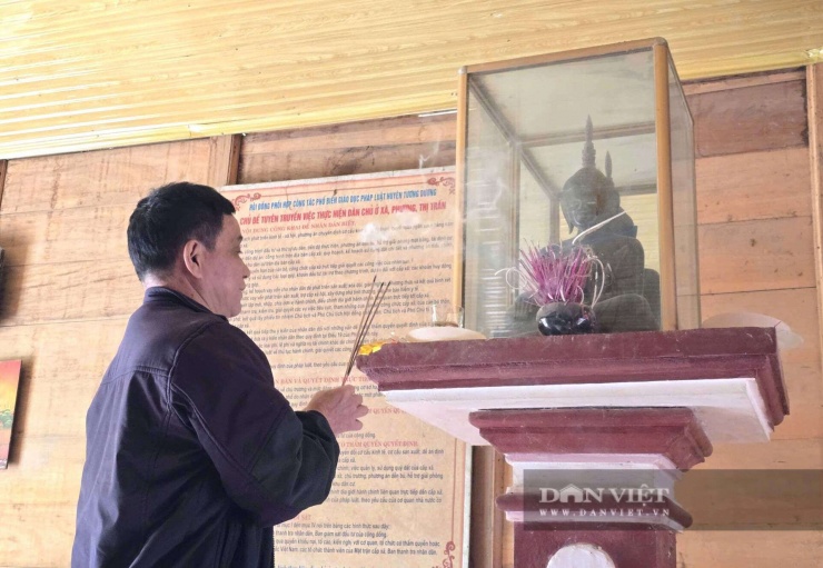 Bức tượng Phật bằng đồng được thờ tự tại bản Lạ, xã Lượng Minh, tỉnh Nghệ An, địa phận huyện Tương Dương trước đây. Sau nhiều lần bị đánh cắp, thất lạc nhưng sau đó đều trở về với dân bản. Ảnh: N.T