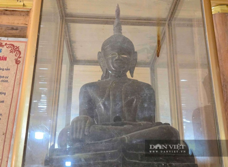 Người dân bản Lạ, xã Lượng Minh, tỉnh Nghệ An (địa phận huyện Tương Dương trước đây) xem pho tượng là điểm tựa tinh thần. Mỗi dịp lễ tết, bà con lại thắp hương cầu an, tin rằng từ khi có tượng, cuộc sống và nương rẫy luôn thuận hòa, no đủ. Ảnh: N.T