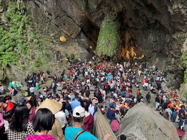 Du khách chiêm bái tại động Hương Tích, ngày mùng 2 Tết Bính Ngọ (tức ngày 18/2/2026). Ảnh: BTC