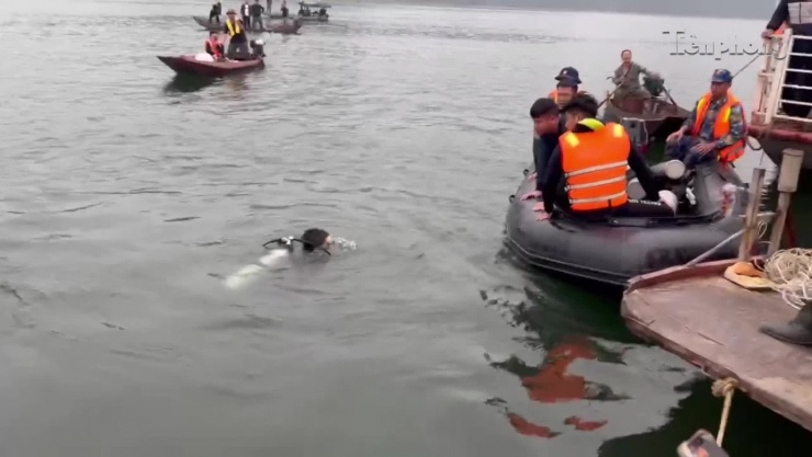 Lực lượng cứu hộ tìm thấy thi thể nạn nhân cuối cùng trong vụ chìm tàu trên hồ Thác Bà.