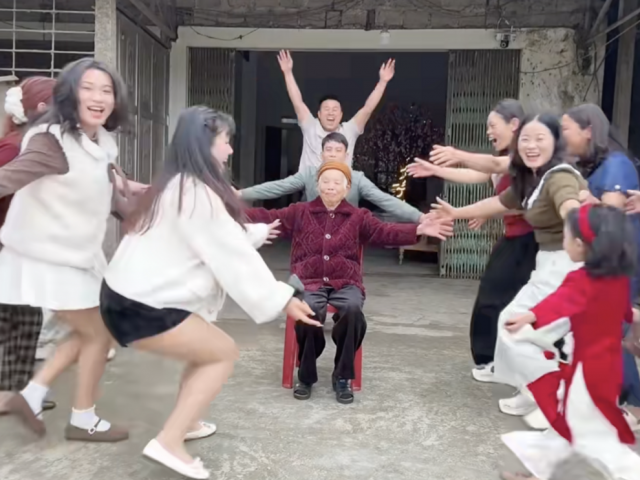 Trend 'chạy vào ôm ông bà' gây sốt mạng đầu năm mới Bính Ngọ