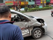 Tài xế ôtô gây tai nạn liên hoàn trên phố Hà Nội rồi bỏ chạy