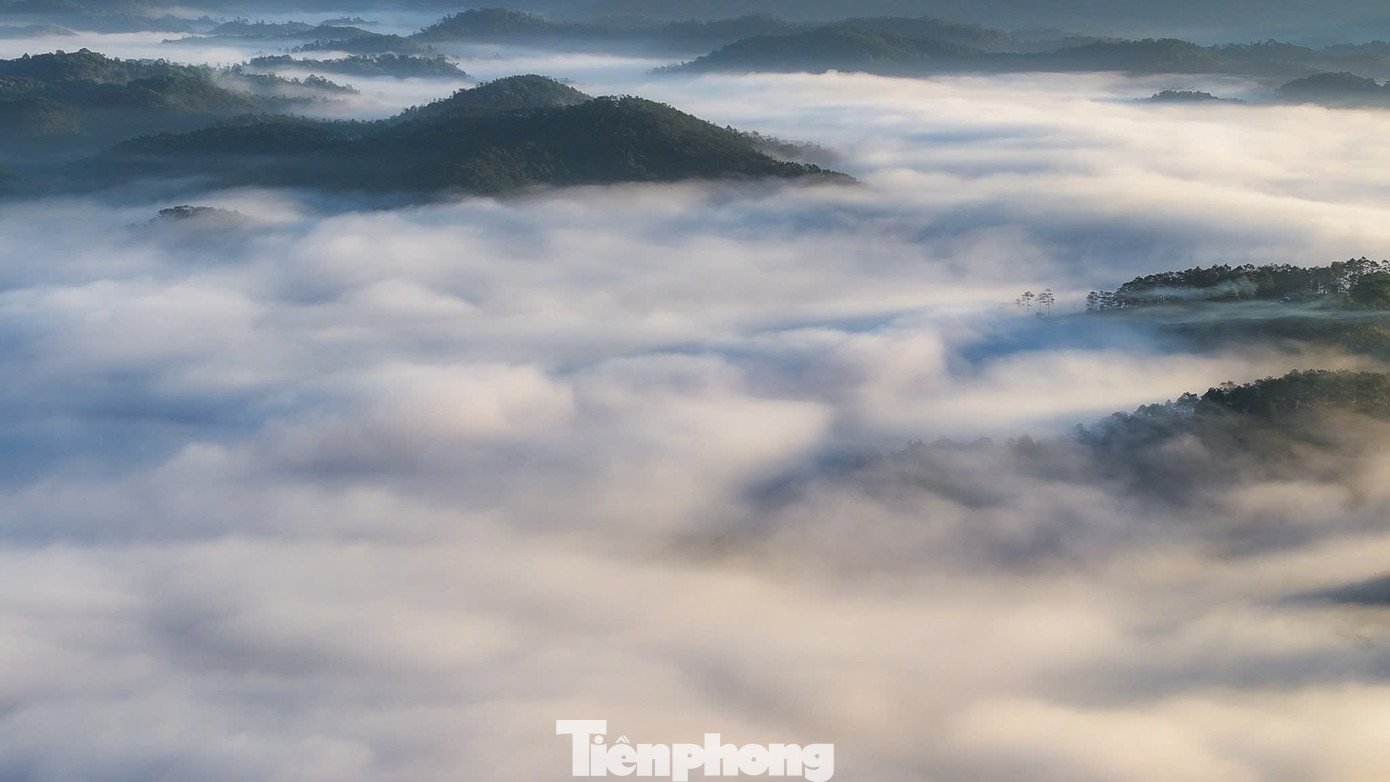 Khi mặt trời vừa ló dạng sau rặng núi, hơi lạnh từ các thung lũng bốc lên, những dải mây trắng bắt đầu dâng cao, nhẹ nhàng tràn qua đồi núi, bản làng, tạo nên khung cảnh bồng bềnh, huyền ảo.