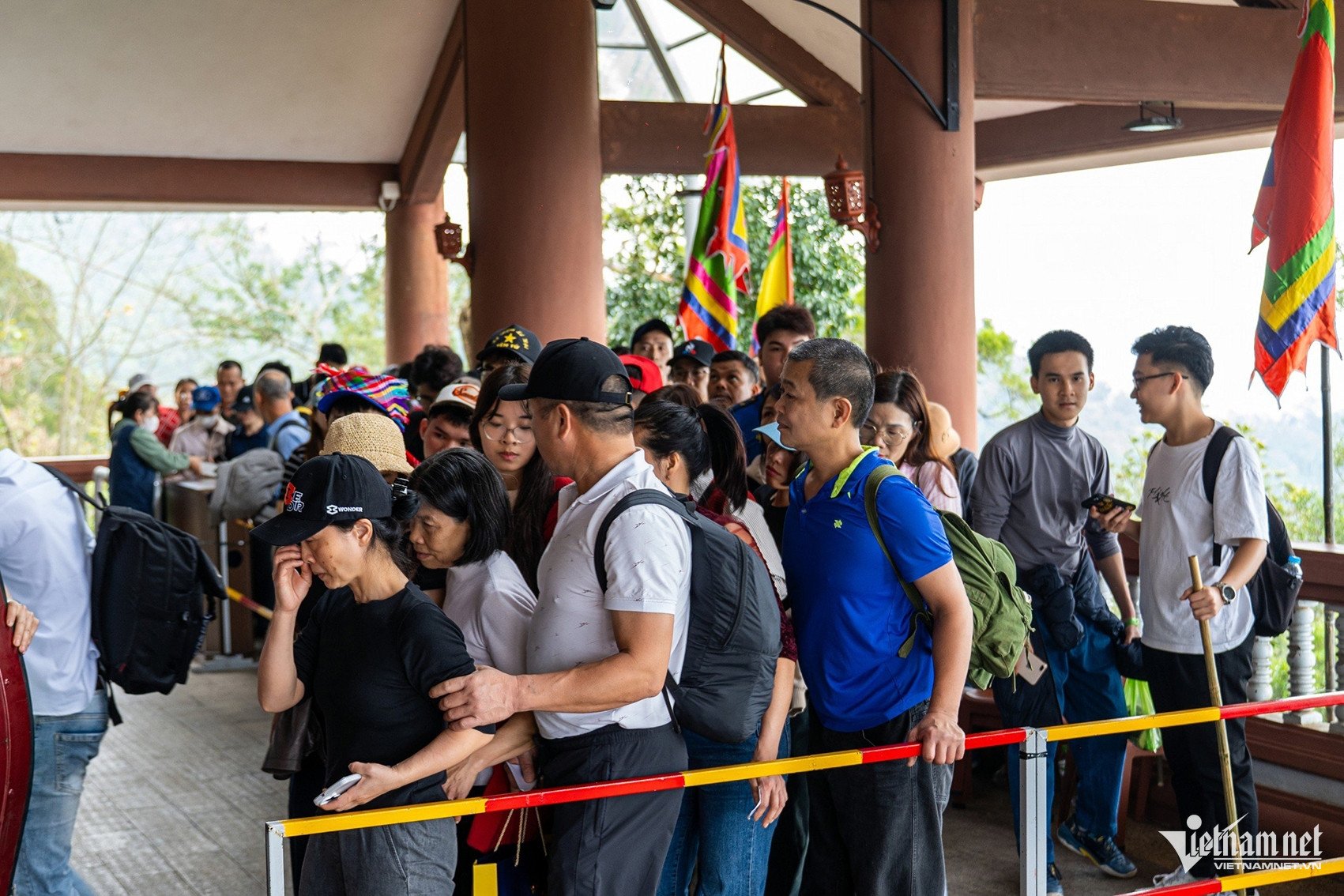 Rất đông người xếp hàng để chờ lên cáp treo tại khu vực nhà ga