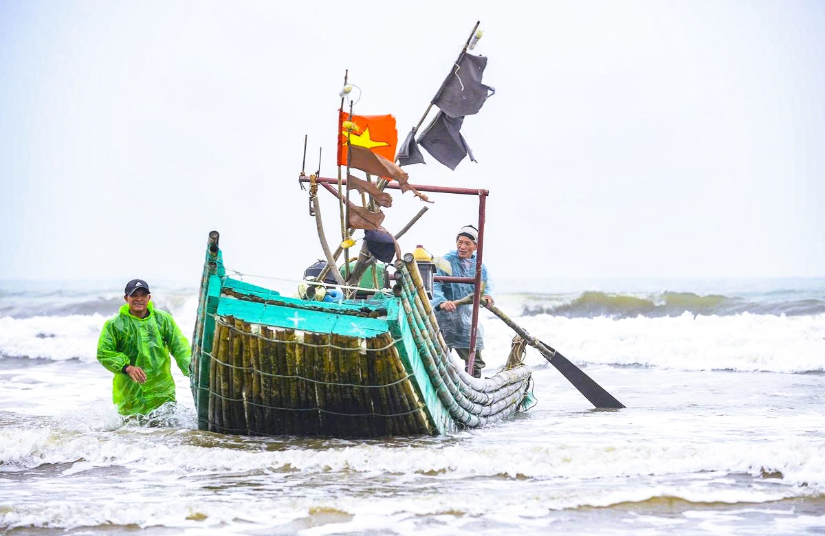 Ngư dân Thanh Hóa hồ hởi vươn khơi ngày đầu năm mới