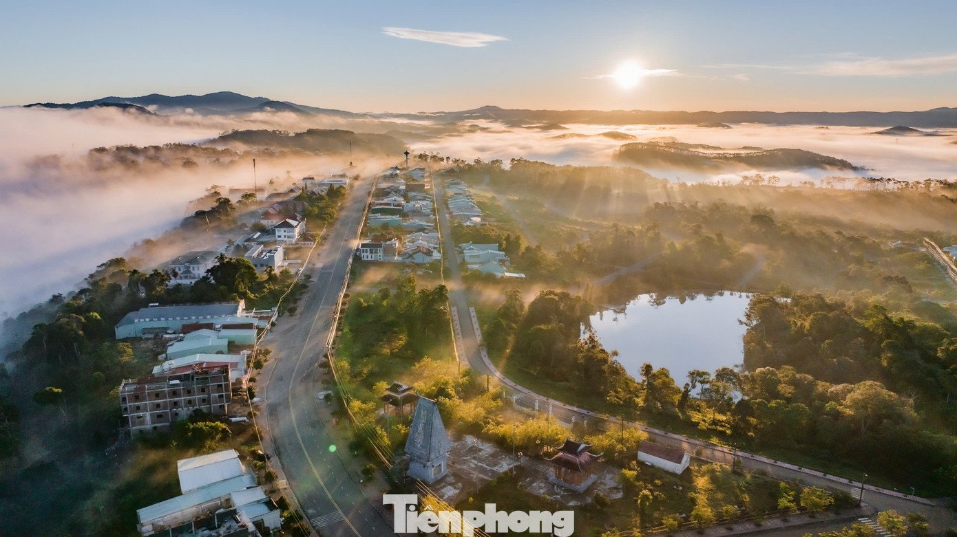 Chỉ cần ngồi nhâm nhi ly cà phê nóng, thả ánh nhìn theo từng làn mây lững lờ trôi qua rừng thông, du khách đã có thể cảm nhận trọn vẹn nhịp thở chậm rãi của vùng đất cao nguyên.