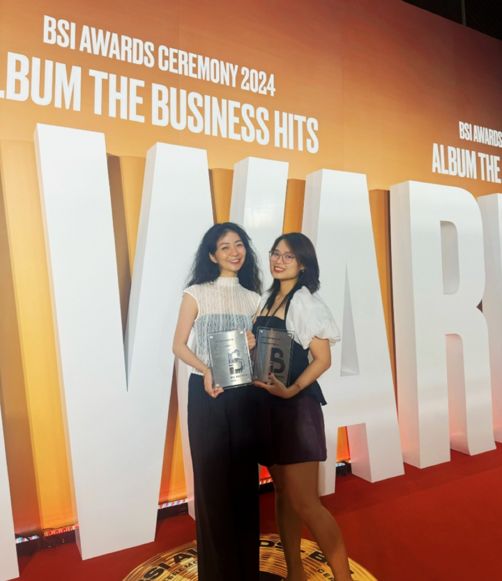 Hà Phương (bên phải) nhận giải thưởng do Buzzmetrics công bố.